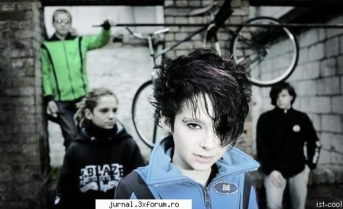 pt anti-fanii tokio hotel nu sunt gay , gemenii kaluitz au catva scene mai gay pe net dar ei nu sunt
